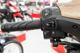 Hình ảnh chi tiết các nút điều khiển trên tay lái phải (công tắc đèn pha, công tắc khởi động), làm rõ bố cục đơn giản