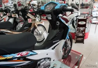 Hình ảnh chụp từ góc thấp, tập trung vào chi tiết vành nan hoa và phanh cơ phía trước của Honda Wave 110 S