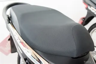 Hình ảnh cận cảnh logo Honda trên yếm xe, thể hiện sự nhận diện thương hiệu mạnh mẽ của hình ảnh xe wave 110