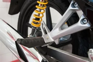 Hình ảnh cận cảnh phần động cơ và chỗ để chân, cho thấy sự chắc chắn của các mối hàn và chi tiết kim loại