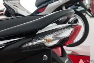 Hình ảnh góc chụp chính diện của Wave 110 S màu đen, làm nổi bật sự cân đối của thiết kế đầu xe