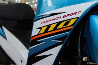 Hình ảnh chụp cận cảnh ổ khóa điện và nắp xăng, làm rõ các chi tiết tiện ích của xe