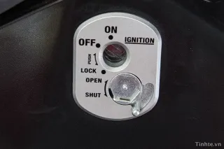 Hình ảnh góc chụp cận cảnh đầu xe Wave 110, làm nổi bật chi tiết đèn xi nhan và mặt nạ phía trước, tăng cường tính khí động học