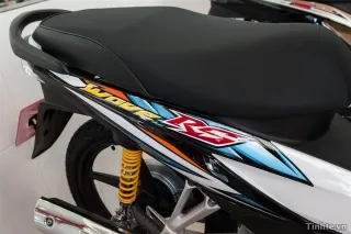 Hình ảnh cận cảnh ghi đông và gương chiếu hậu, thể hiện góc lái xe thoải mái