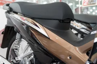 Hình ảnh phía trước từ góc thấp, tập trung vào lốp xe, phanh và vành xe màu đen