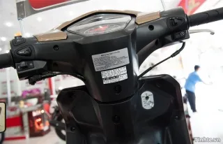 Hình ảnh chi tiết chắn bùn trước và phuộc, làm nổi bật sự chắc chắn của hệ thống treo