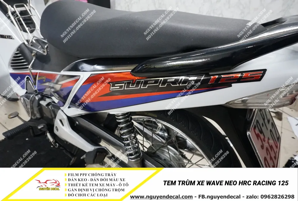 Kỹ thuật viên Nguyễn Decal đang thực hiện quy trình dán tem trùm xe Wave chuyên nghiệp