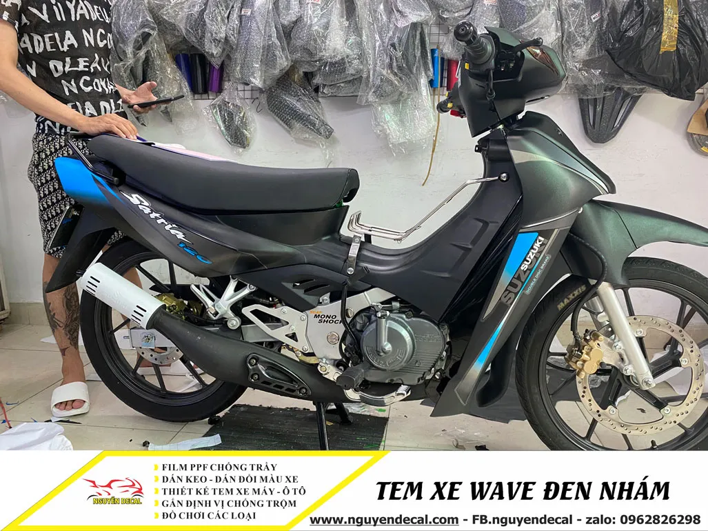 Chi tiết bộ decal đen nhám full thân xe Wave 50cc, thể hiện sự đồng nhất và phong cách huyền bí.