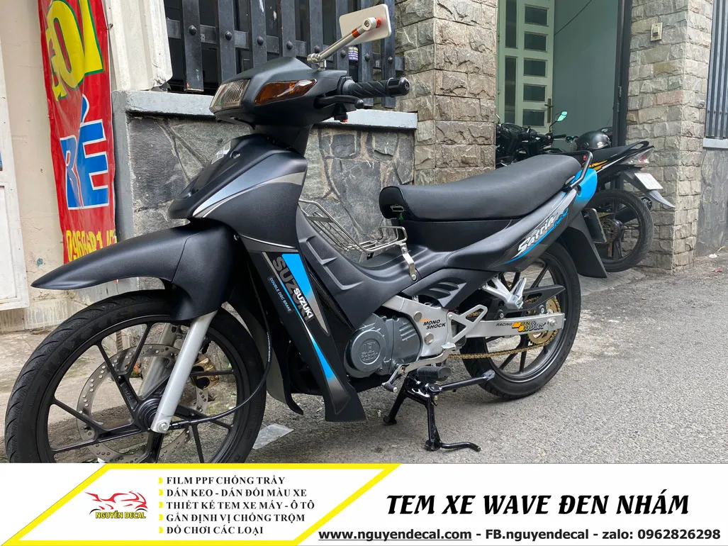 Hình ảnh thực tế xe Wave sau khi hoàn thiện dán tem xe đen nhám, nổi bật độ lì và độ dày của vật liệu.