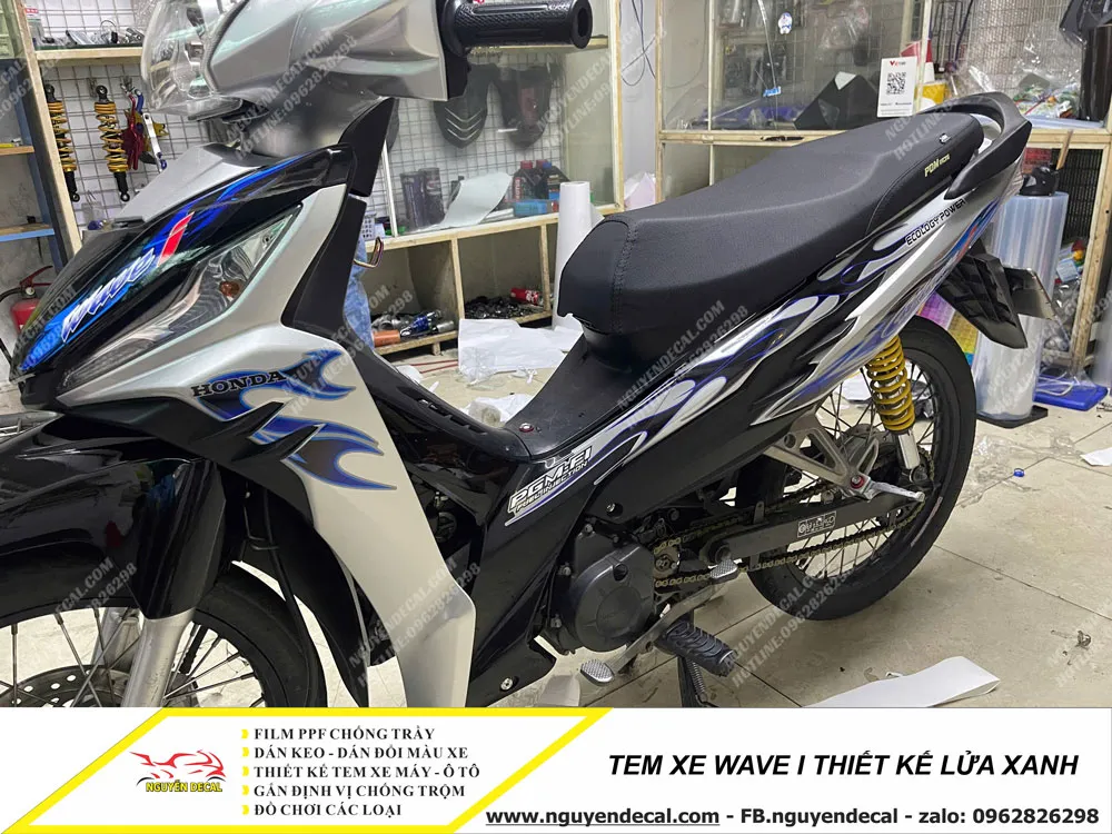 Một bộ tem xe Wave i được thiết kế với họa tiết lửa xanh độc đáo, thể hiện phong cách mạnh mẽ và cá tính cho người lái.