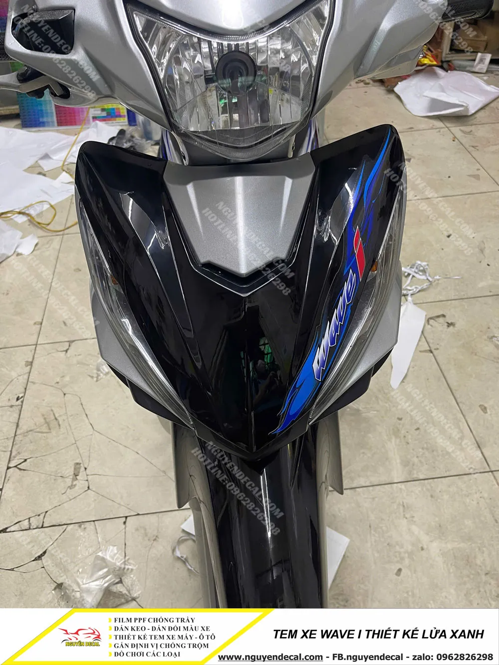 Chi tiết mẫu tem xe Wave i lửa xanh được in trên chất liệu decal cao cấp, thể hiện độ sắc nét và khả năng bám dính vượt trội trên dàn áo xe.