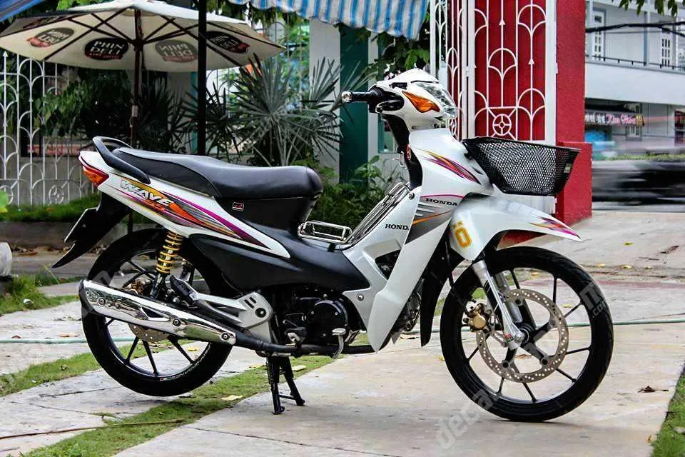 Các mẫu tem xe Wave RS được trưng bày trên kệ