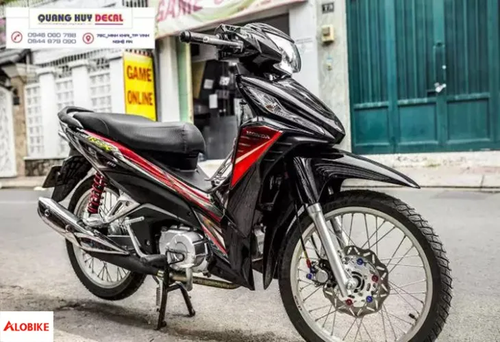 Hình ảnh tem xe Wave RSX 2015 màu đỏ chủ đạo, thiết kế viền line thể thao