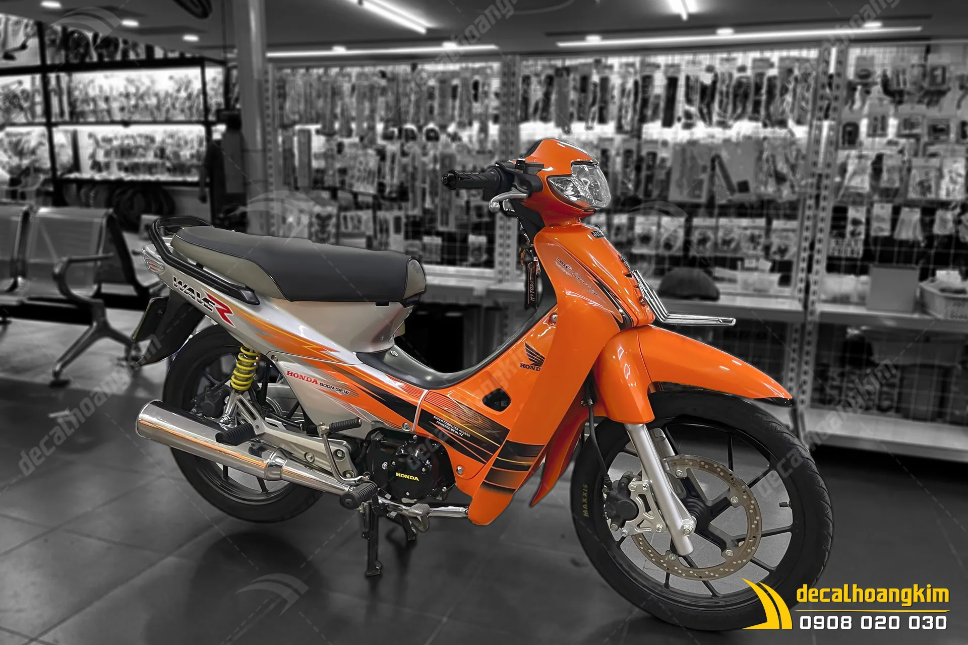 Tem xe Wave nhỏ với họa tiết racing tối giản