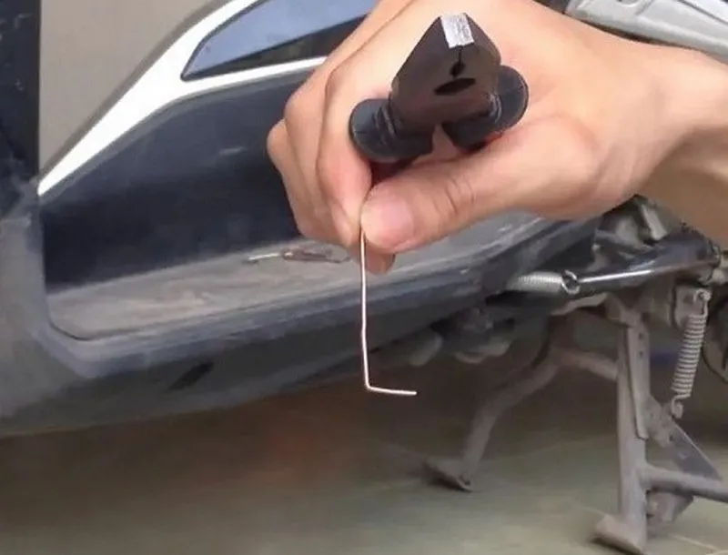 Chuẩn bị thanh sắt uốn cong chuyên dụng để móc mở cốp xe Wave RSX