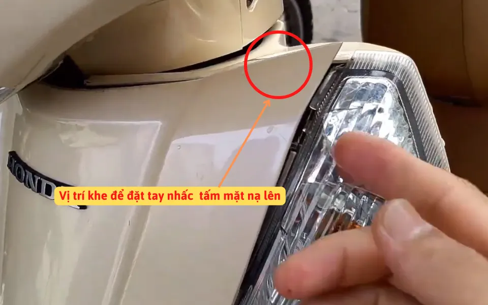 Kỹ thuật tháo tấm mặt nạ bảo vệ ắc quy xe Lead để tiến hành kích nổ xe lead