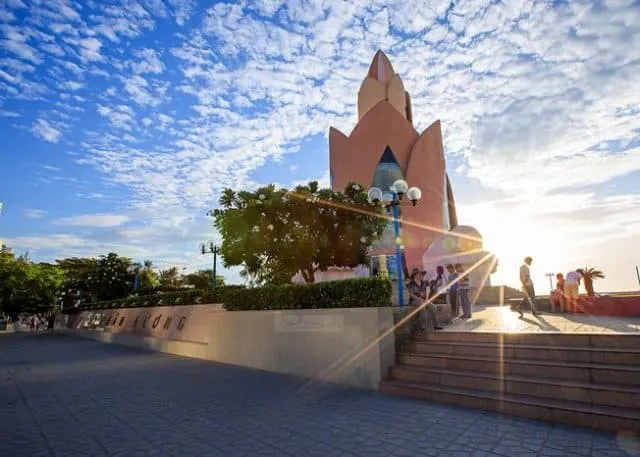 Khám phá Tháp Trầm Hương và các danh lam thắng cảnh Nha Trang bằng xe máy thuê.