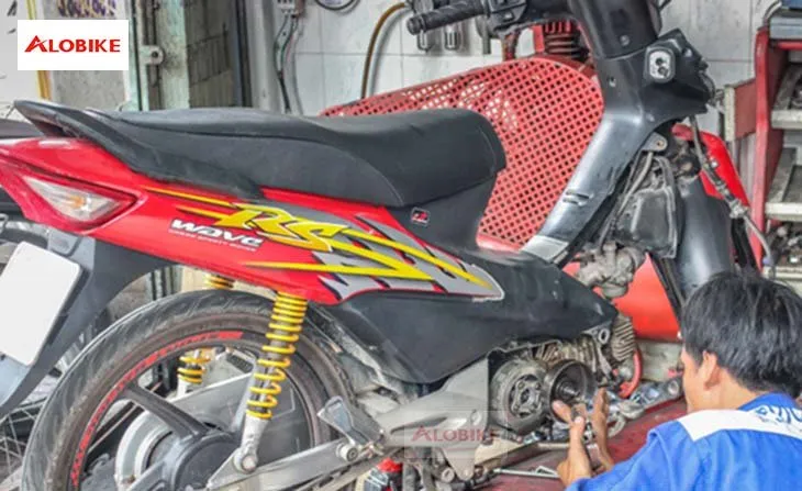 Kỹ thuật viên thay thế bộ nồi xe wave mới hoàn toàn để đảm bảo hiệu suất truyền động tối ưu.