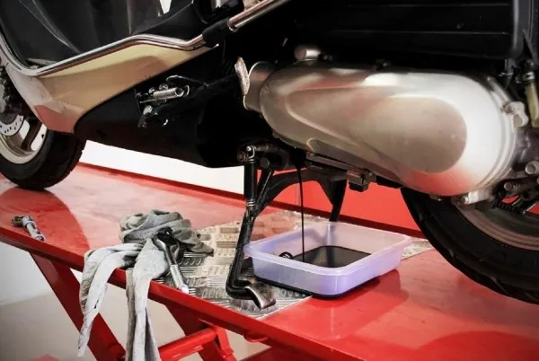 Kiểm tra và xác định thời điểm cần tự thay nhớt xe máy định kỳ