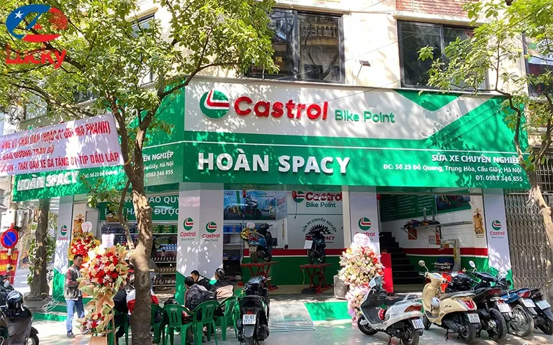 Đội ngũ kỹ thuật viên chuyên nghiệp tại Hoàn Spacy kiểm tra hệ thống phanh