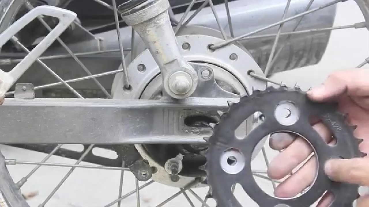 Bộ nhông sên dĩa đang truyền động lực kéo cho bánh sau khi thay nhông sên dĩa xe wave 50cc