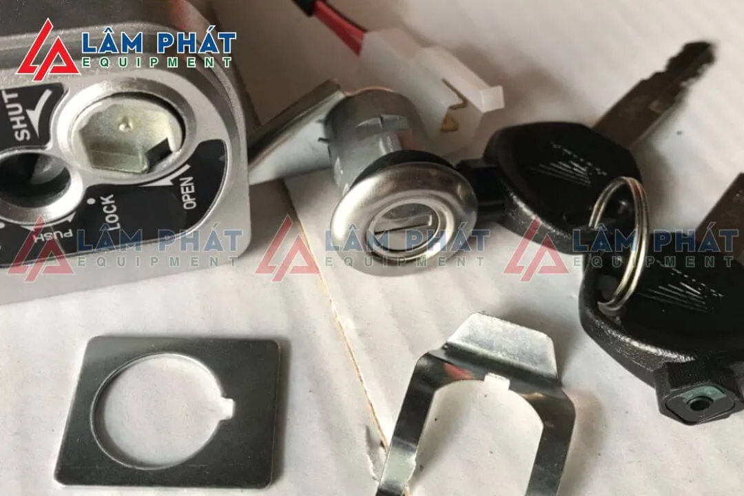 Bộ ổ khóa xe Honda Wave RSX đời mới, bao gồm ổ khóa chính và chìa khóa.