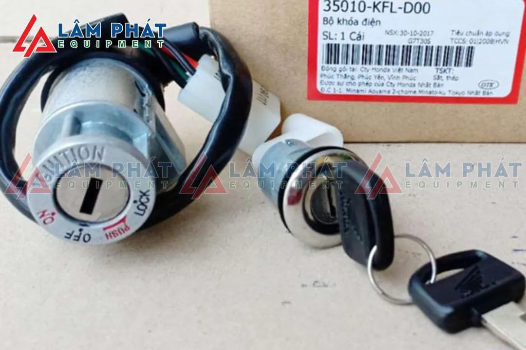 Thợ kỹ thuật thay thế ổ khóa điện chống trộm cho xe Wave RSX tại cửa hàng chuyên nghiệp.