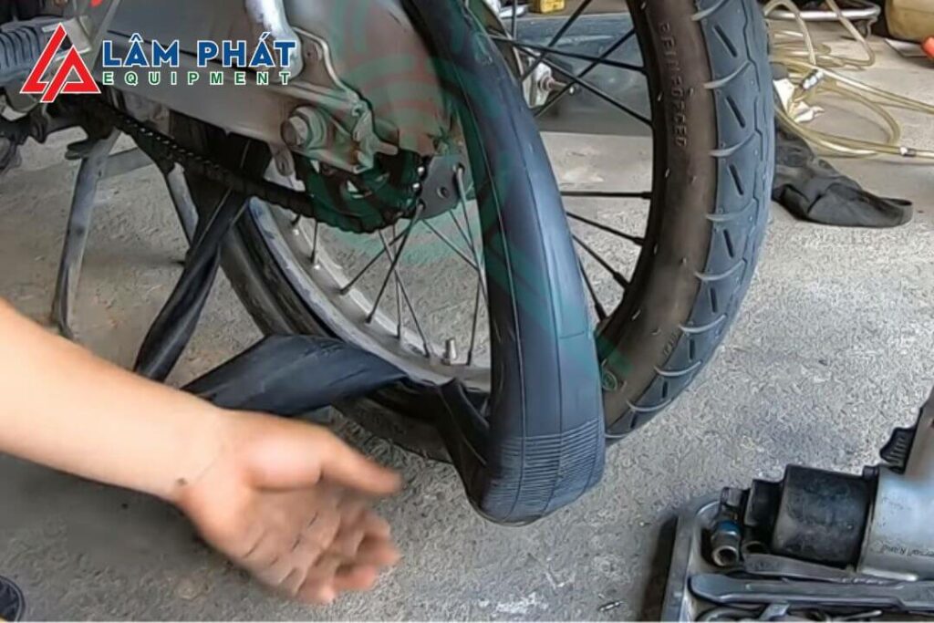 Thay Săm Xe Wave Hết Bao Nhiêu Tiền? Bảng Giá Chi Tiết Và Phân Tích Lựa Chọn Săm Tốt Nhất