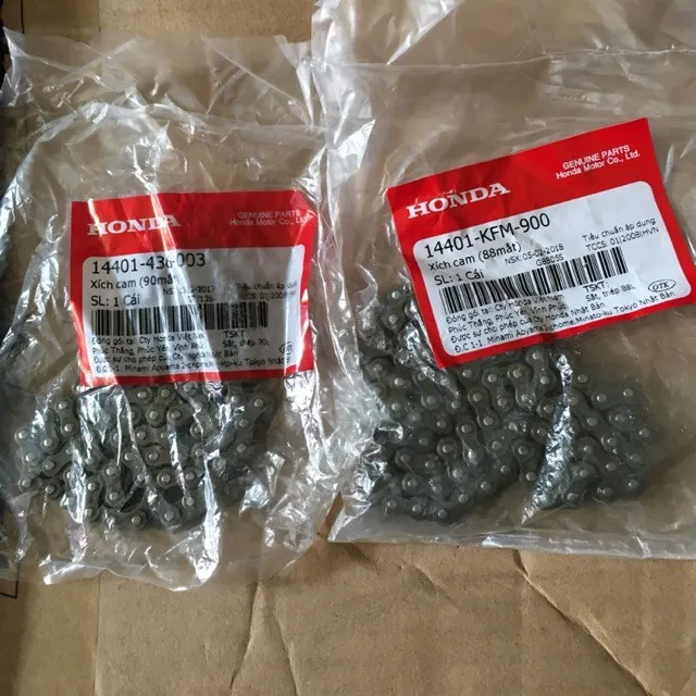 Thợ sửa đang tiến hành thay thế xích cam xe wave trong buồng máy