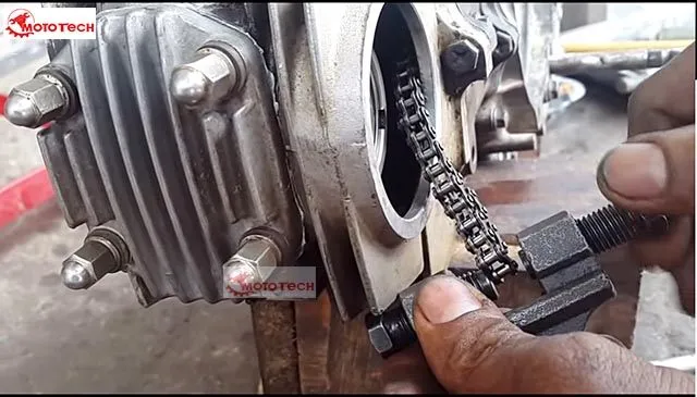 Hình ảnh kỹ thuật viên đang luồn xích cam mới theo phương pháp nối xích