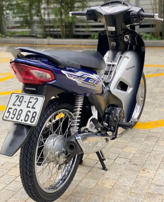 Thiết kế hoa lốp IRC với rãnh gai sâu và mật độ dày, đảm bảo độ bám đường tốt cho xe số.