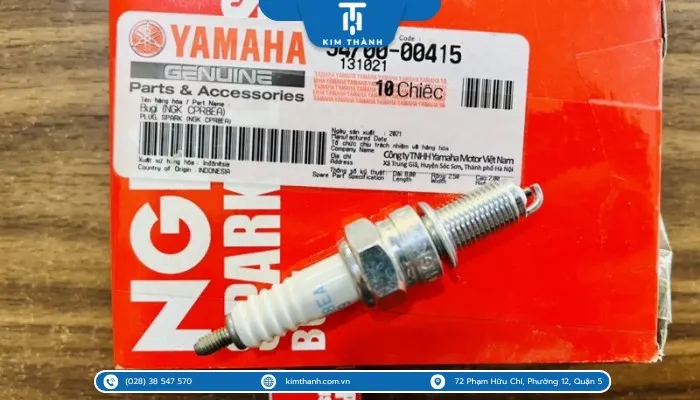 Cấu tạo chi tiết của bugi xe máy Yamaha chính hãng, bao gồm sứ cách điện và điện cực chịu nhiệt