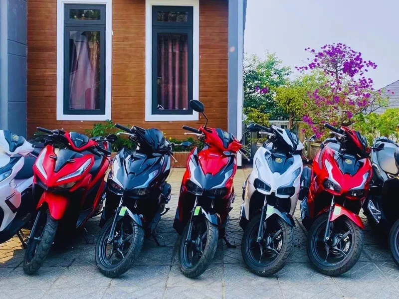Đội xe máy số và xe ga của Văn Phú Đà Lạt, nổi bật với chính sách giao xe tận nơi miễn phí.