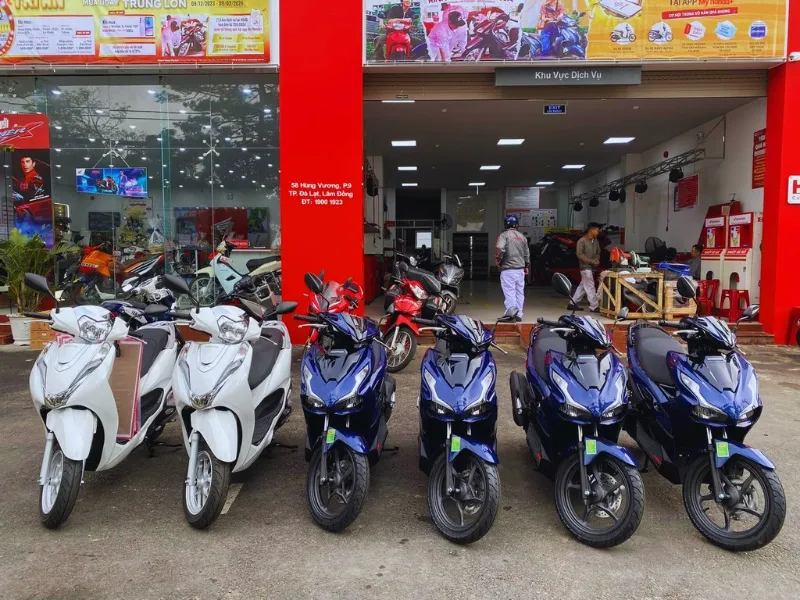 Khu vực giao nhận xe máy tại Anh Tân Đà Lạt, cung cấp dịch vụ thuê xe kèm homestay.