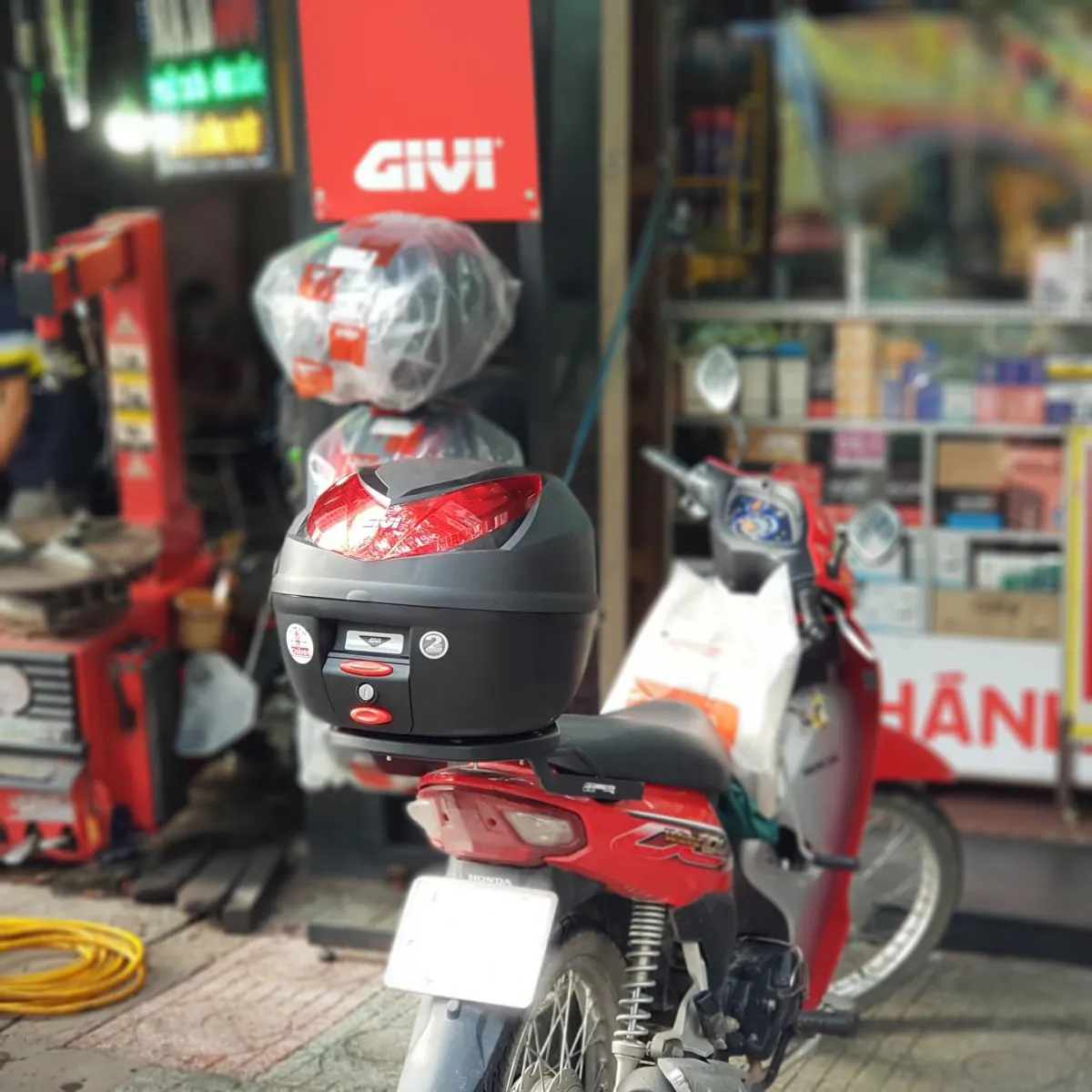 Thùng sau Givi E250N chính hãng gắn cho xe Wave Alpha 110