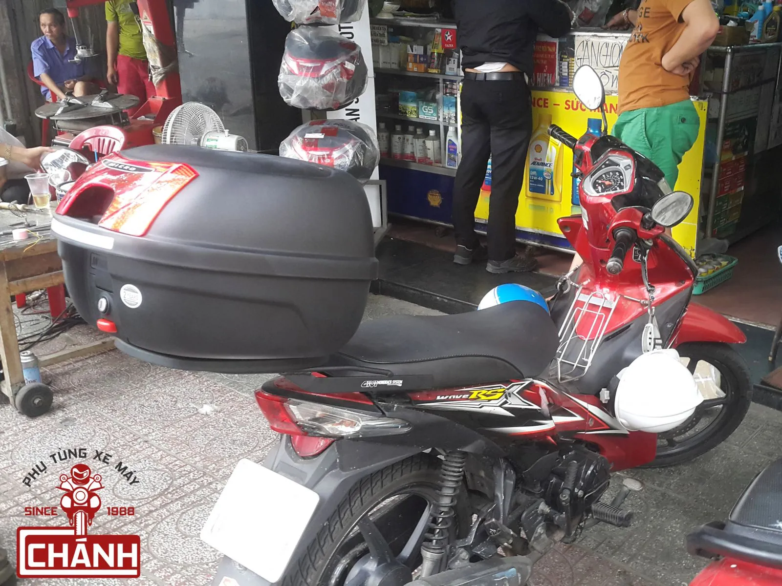 Chi tiết hệ thống khóa MonoLock của thùng Givi cho Wave RSX, đảm bảo thao tác tháo lắp thùng xe máy tiện lợi.