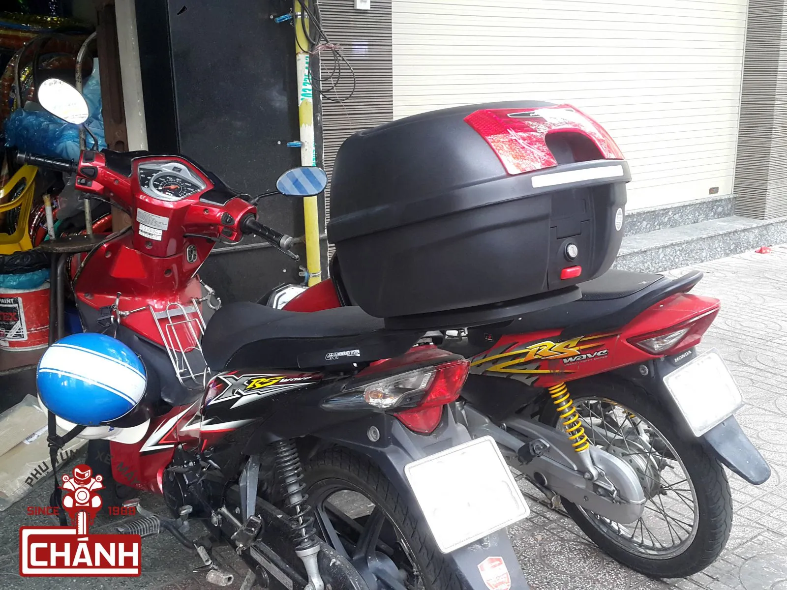 Góc nhìn bên hông xe Wave RSX sau khi lắp combo Givi E26NX và baga xe wave rsx, tạo nên giải pháp vận chuyển đồ đạc chuyên nghiệp.