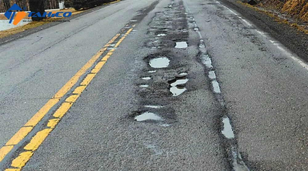 tư thế lái xe wave an toàn khi tránh ổ gà và các chướng ngại vật trên đường