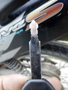 Kỹ thuật cắt phôi chìa khóa xe Wave Alpha bằng máy chuyên dụng