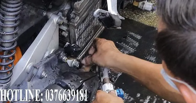 Đồng hồ báo nhiệt độ xe máy tăng cao, dấu hiệu cần vệ sinh két nước xe máy