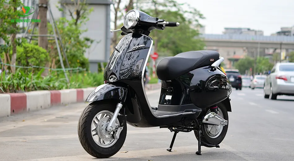Chi tiết đầu xe máy điện Vespa Venus, mô tả cách sử dụng bảng điều khiển.