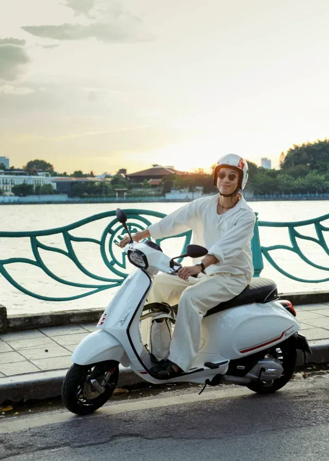 Vespa Sprint S 125 ABS màu đỏ cherry, phân tích giá xe máy Vespa Sprint tại đại lý