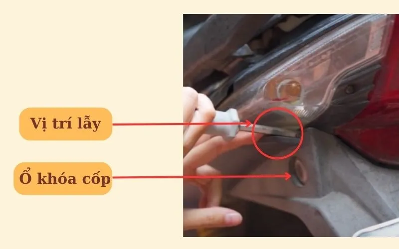 Vị trí lẫy khóa cốp xe Wave RSX cần tác động khi mất chìa
