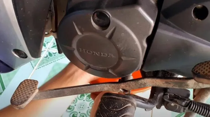 Vị trí ốc xả nhớt xe Wave Alpha nằm dưới gầm động cơ, hướng dẫn kỹ thuật tháo ốc