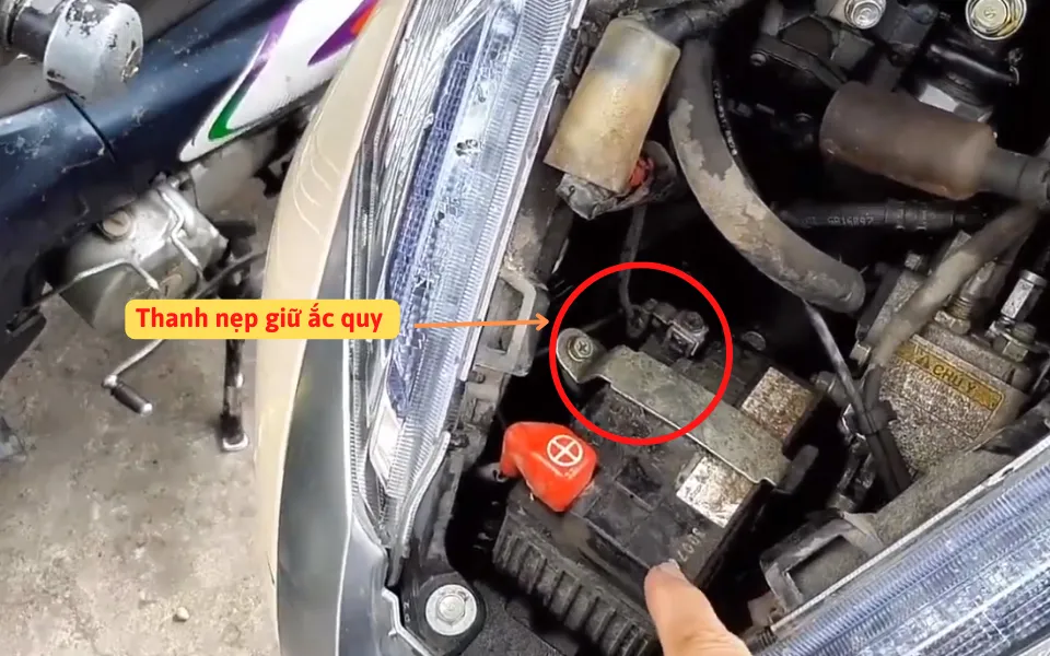 Vị trí thanh nẹp giữ chặt điện bình ắc quy trong quá trình thay thế