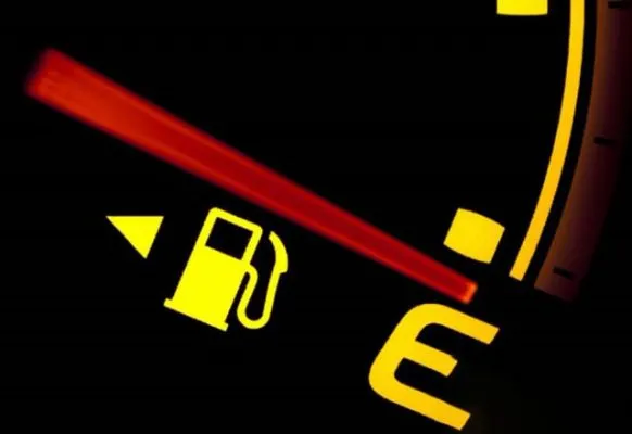 Bơm xăng cho xe máy Wave, nhấn mạnh yếu tố chất lượng nhiên liệu ảnh hưởng đến câu trả lời xe wave đi 100km hết bao nhiêu lít xăng.