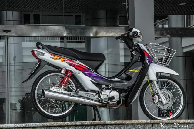 Wave ZX - Được coi là dòng xe mang tính biểu tượng cho thế hệ trẻ yêu thích tốc độ và phong cách, Wave ZX luôn khiến người xem háo hức muốn sở hữu ngay. Hãy để hình ảnh của Wave ZX làm cho bạn thăng hoa cùng niềm đam mê đua xe nào!