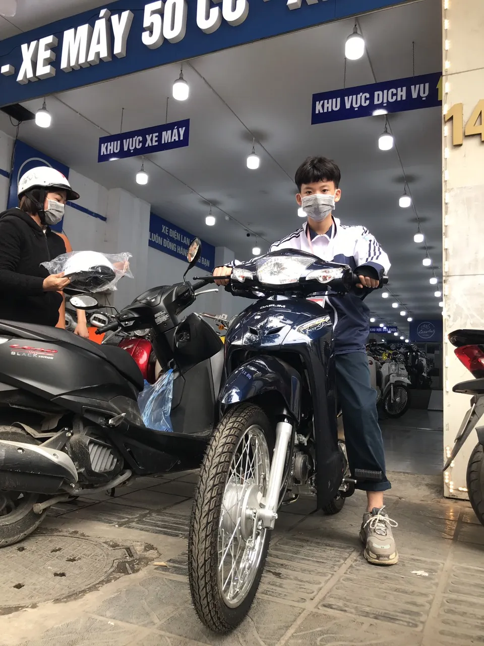 Hình ảnh xe Wave 50cc cũ màu xanh, minh họa cho dòng xe phổ thông giá rẻ