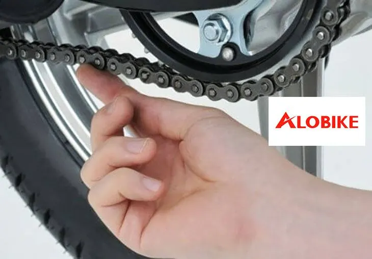 Nhân viên kỹ thuật đang kiểm tra và thay thế nhông xích xe wave alpha tại trung tâm sửa chữa chuyên nghiệp.