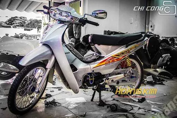 Decal dán xe Wave đời 2004 màu bạc thể hiện phong cách cổ điển